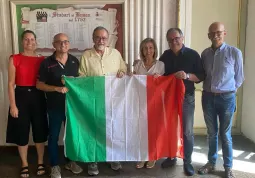 Il sindaco, Marco Gallo, insieme con gli assessori Ezio Donadio, Beatrice Aimar e Lucia Rosso, ha ricevuto nel salone del Consiglio comunale una famiglia californiana di origini buschesi, cui ha donato una bandiera d’Italia